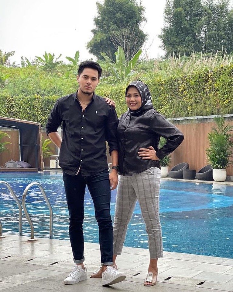 Beda Usia 15 Tahun, Intip Potret Romantis Elly Sugigi dan Sang Suami Elly Sugigi menikah dengan Irwan Aher yang lebih muda darinya 15 tahun pada akhir tahun 2020 lalu. Yuk intip potret mereka!