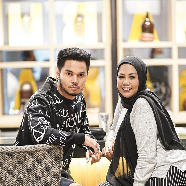 Beda Usia 15 Tahun, Intip Potret Romantis Elly Sugigi dan Sang Suami Elly Sugigi menikah dengan Irwan Aher yang lebih muda darinya 15 tahun pada akhir tahun 2020 lalu. Yuk intip potret mereka!