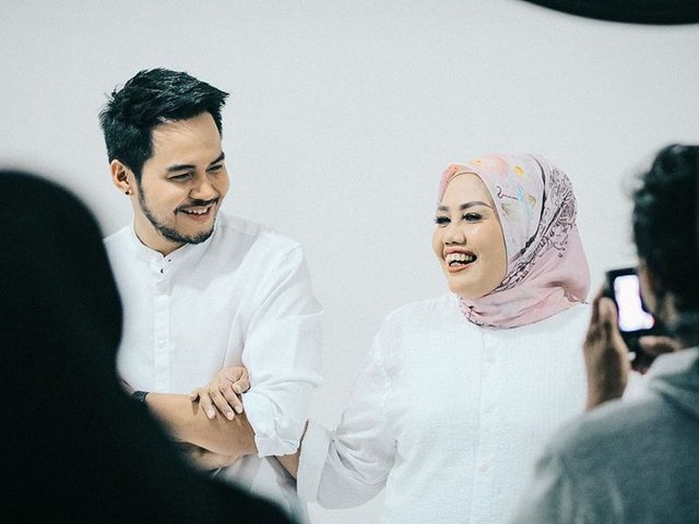 Beda Usia 15 Tahun, Intip Potret Romantis Elly Sugigi dan Sang Suami Elly Sugigi menikah dengan Irwan Aher yang lebih muda darinya 15 tahun pada akhir tahun 2020 lalu. Yuk intip potret mereka!