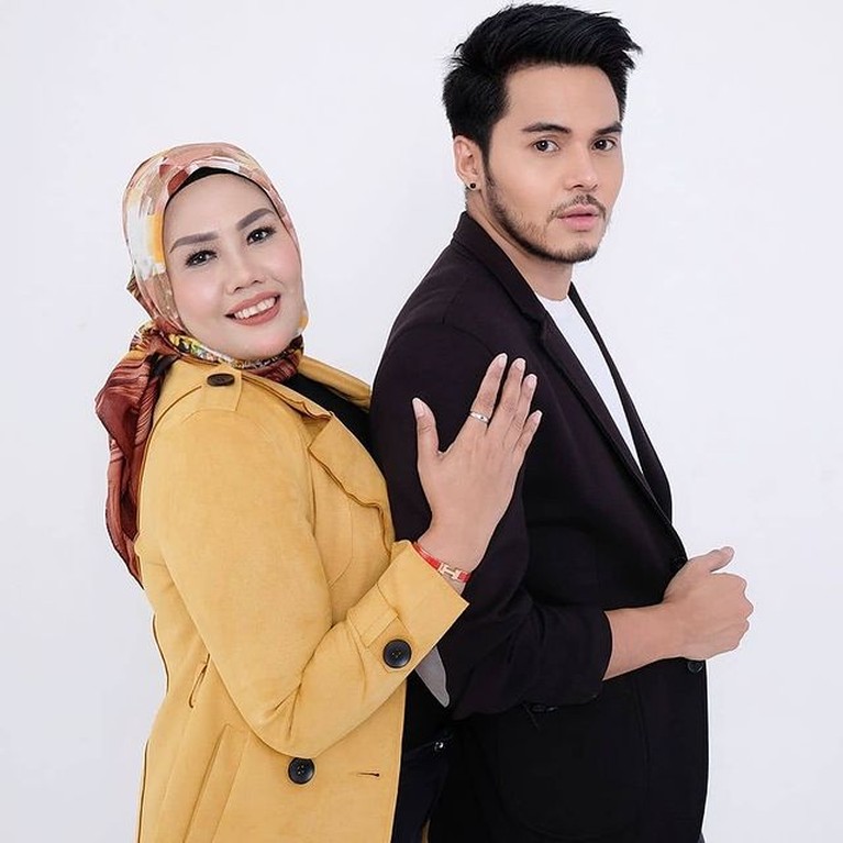 Beda Usia 15 Tahun, Intip Potret Romantis Elly Sugigi dan Sang Suami Elly Sugigi menikah dengan Irwan Aher yang lebih muda darinya 15 tahun pada akhir tahun 2020 lalu. Yuk intip potret mereka!