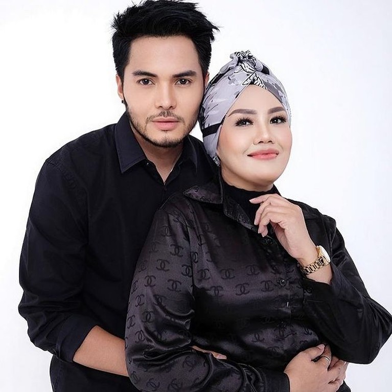 Beda Usia 15 Tahun, Intip Potret Romantis Elly Sugigi dan Sang Suami Elly Sugigi menikah dengan Irwan Aher yang lebih muda darinya 15 tahun pada akhir tahun 2020 lalu. Yuk intip potret mereka!