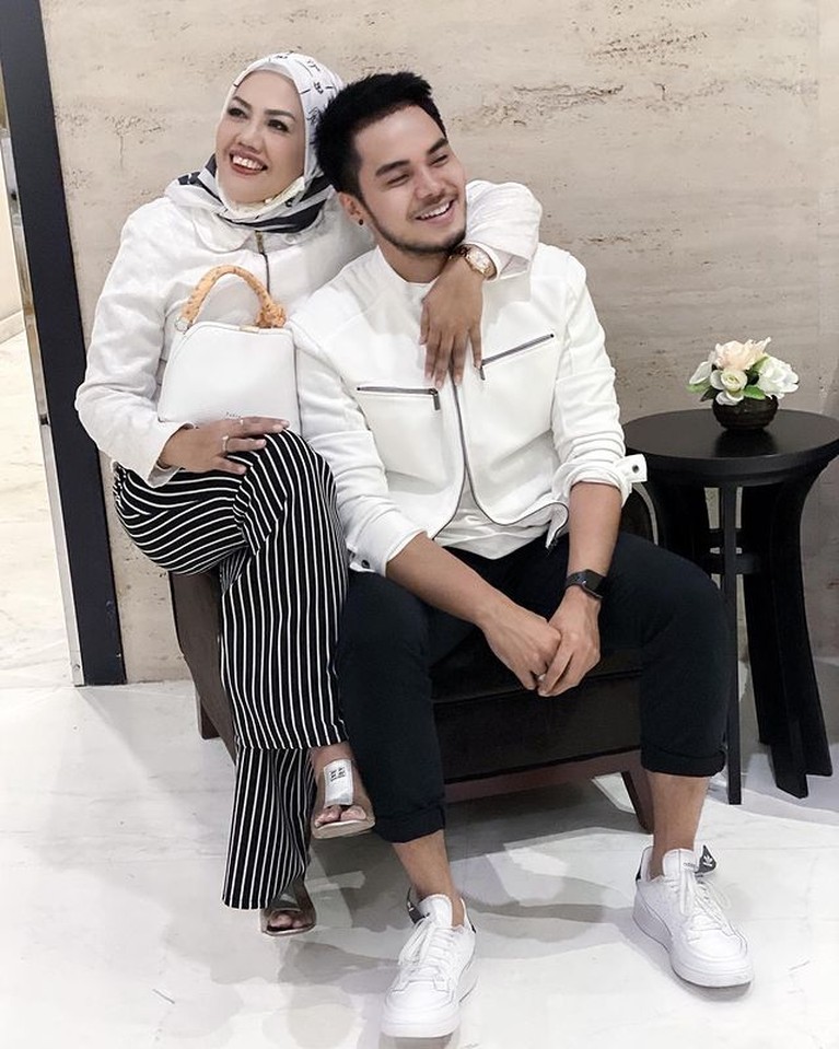 Beda Usia 15 Tahun, Intip Potret Romantis Elly Sugigi dan Sang Suami Elly Sugigi menikah dengan Irwan Aher yang lebih muda darinya 15 tahun pada akhir tahun 2020 lalu. Yuk intip potret mereka!