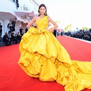 5 Tampilan Terbaik Selebriti di Venice Film Festival 2021! Siapa yang Paling Heboh?