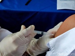Vaksinasi Besar-besaran di Sumbar Sasar 250 Ribu Siswa