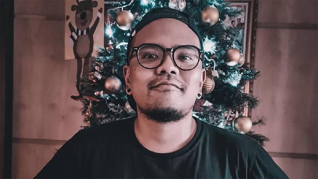 Polisi mengungkapkan kurir pembawa sabu ke komika Reza alias Coki Pardede merupakan mantan kru yang biasa menangani kegiatan artis-artis di Indonesia.