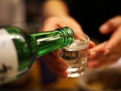 5 Fakta Soju, Minuman Alkohol yang Sering Muncul di Drama Korea