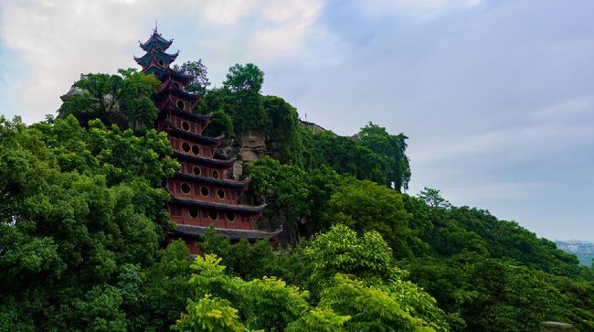 Fengdu mendapat sebutan Kota Hantu. Di kota ini wisatawan bisa mempelajari gambaran surga dan neraka sebagai balasan atas perbuatan manusia di dunia.