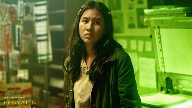 Review Film: Penyalin Cahaya Review film Penyalin Cahaya: Butuh perenungan mendalam untuk menangkap pesan yang coba disampaikan Wregas Bhanuteja dalam film ini.