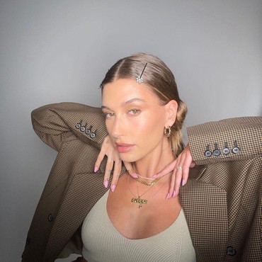 Tinggalkan Warna Pirang, Gaya Rambut Hailey Bieber Tuai Pujian