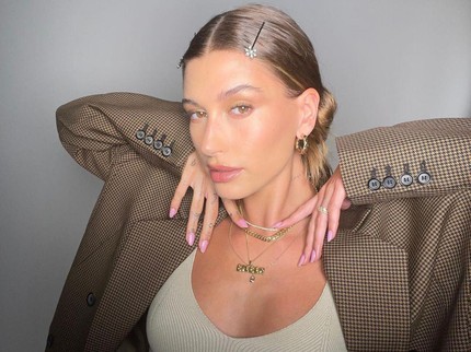 5 Rahasia Rutinitas Skincare Malam ala Hailey Bieber, Bisa Ditiru Nih Bun
