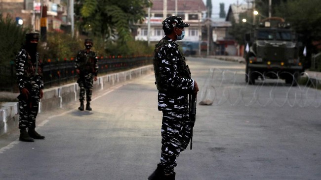 Pemerintah India menutup wilayah Kashmir usai politikus separatis India Syed Ali Shah Geelani meninggal dunia di Srinagar, Rabu (1/9).