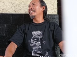 Cerita Agus, Warga Cirebon yang Rela Masuk Selokan demi Kaos dari Jokowi
