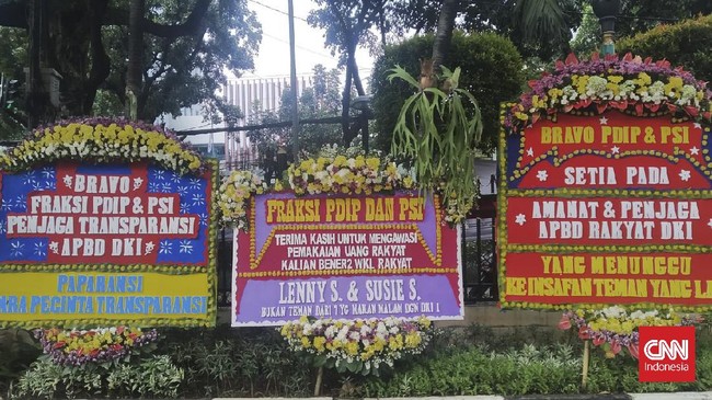 Belasan karangan bunga berisi dukungan interpelasi terpampang di halaman gedung DPRD DKI sejak Kamis (2/9).