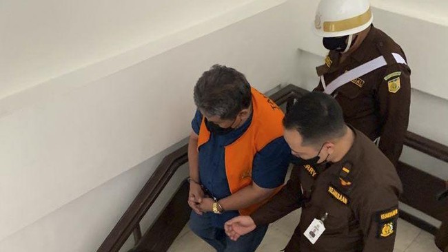 Mantan Kepala Dinas ESDM Kabupaten Tanah Bumbu, R Dwidjono Putrohadi Sutopo jadi tersangka dugaan penerimaan gratifikasi sebesar Rp27,6 miliar.