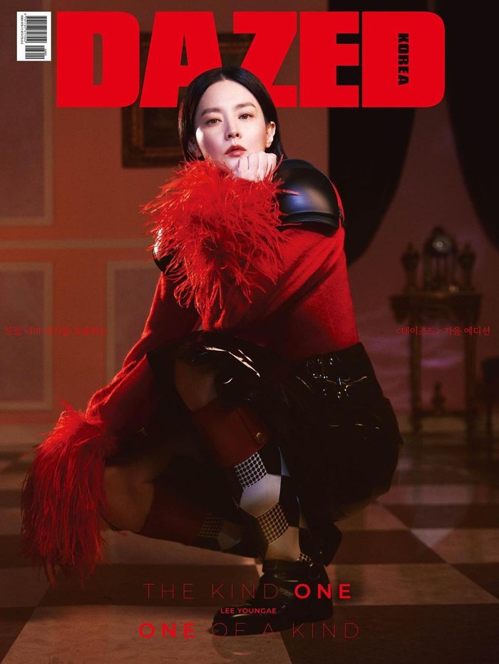 Dalam balutan outfit bernuansa merah dan hitam dari brand Gucci, Lee Young Ae tampil dengan karisma yang lebih kuat. Gaya Lee Young Ae satu ini mengingatkan kita dengan karakter Disney Princess Mulan, ya!/Foto: instagram.com/dazedkorea