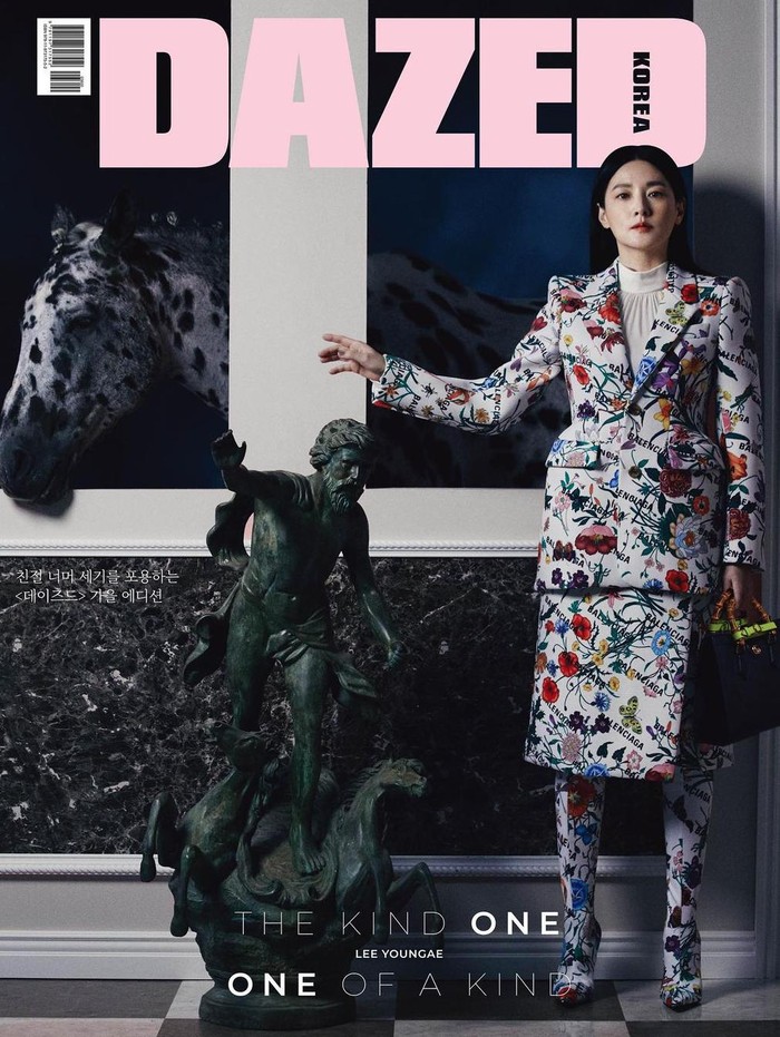 Masih dalam balutan outfit dari Gucci, Lee Young Ae tampak menawan dengan blazer dan rok bermotif floral. Hand bag hitam dengan aksen emas pun melengkapi penampilannya!/Foto: instagram.com/dazedkorea