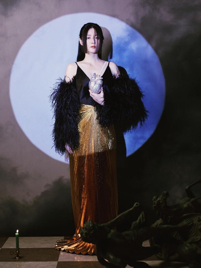 Bak disinari cahaya rembulan, Lee Young Ae terlihat rupawan dalam balutan top berwarna hitam dengan scarf aksen bulu. Dengan gaya anggunnya, Lee Young Ae seperti sosok dewi dari mitologi Yunani, ya!/Foto: instagram.com/dazedkorea