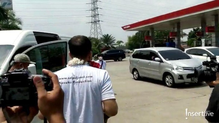 Momen Saipul Jamil Pindah Mobil karena Ban Pecah Saat Menuju Serang Dul Jaelani berpenampilan beda dengan mengubah gaya rambutnya yang disebut mirip orang Korea. Yuk intip potretnya!