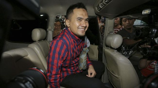 Video detik-detik pedangdut Saipul Jamil ditangkap oleh aparat Polres Jakarta Barat di jalur bus TransJakarta, Daan Mogot, viral di media sosial.