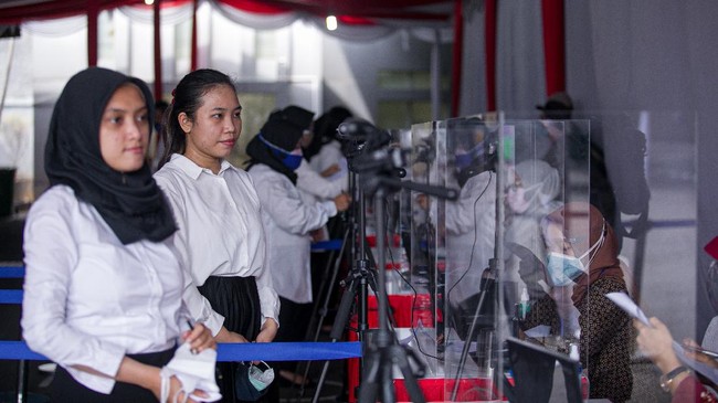 Kementerian Pendayagunaan Aparatur Negara dan Reformasi Birokrasi (PANRB) menyebut 572 ribu ASN itu bakal mengisi 72 instansi.