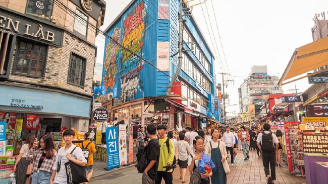 Selain Itaewon, area Hongdae juga menjadi salah satu pusat kongko anak muda di Seoul, Korea Selatan.