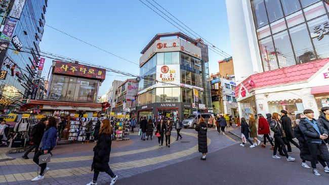 Selain Jepang, banyak juga gang-gang kecil yang memiliki toko unik dan berpemandangan estetik di Seoul, Korea Selatan.