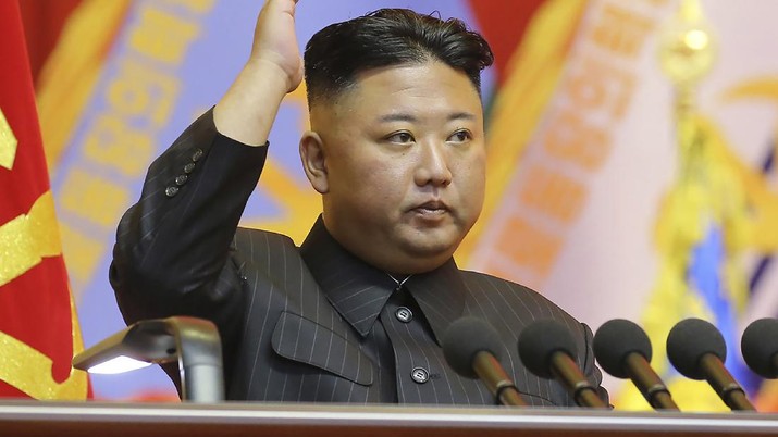 Pemimpin Korea Utara Kim Jong Un FILE - In this undated file photo provided by the North Korean government on July 30, 2021, North Korean leader Kim Jong Un attends a workshop of the commanders and political officers of the Korean People's Army, in Pyongyang, North Korea. U.N. human rights investigators have asked North Korea to clarify whether it has ordered troops to shoot on sight any trespassers who cross its northern border in violation of the country's pandemic closure. Independent journalists were not given access to cover the event depicted in this image distributed by the North Korean government. The content of this image is as provided and cannot be independently verified. (Korean Central News Agency/Korea News Service via AP, File)