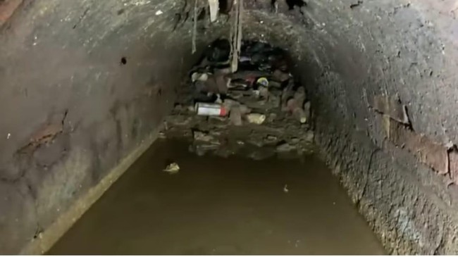 Ruang bawah tanah menyerupai bunker di bawah area pembangunan alun-alun dekat Stasiun Kota Bogor itu diduga bekas peninggalan pemerintah kolonial Belanda.