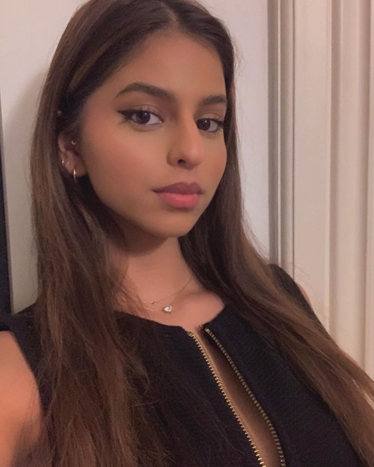 Pesona Suhana Khan Putri Shah Rukh Khan yang Akan Segera Debut Film Suhana Khan putri Shah Rukh Khan dan Ghauri akan segera debut film yang disutradarai oleh Zoya Akhtar. Yuk intip pesonanya!