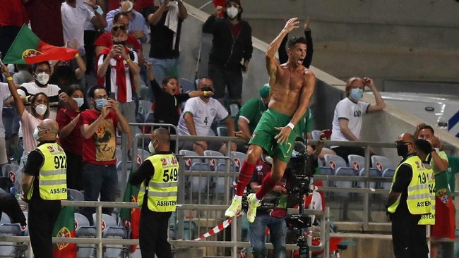 Cristiano Ronaldo resmi jadi pemain tim nasional tersubur di dunia usai mencetak gol ke gawang Irlandia pada Kualifikasi Piala Dunia 2022.