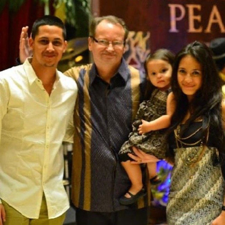 Potret Pevita Pearce Mengenang Kebersamaan dengan Sang Ayah Pevita Pearce masih berduka karena baru saja kehilangan sang ayah untuk selama-lamanya. Yuk intip potret kebersamaan mereka!