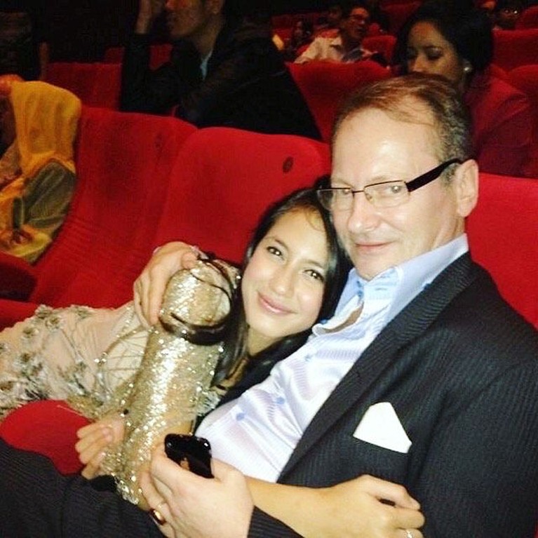 Potret Pevita Pearce Mengenang Kebersamaan dengan Sang Ayah Pevita Pearce masih berduka karena baru saja kehilangan sang ayah untuk selama-lamanya. Yuk intip potret kebersamaan mereka!