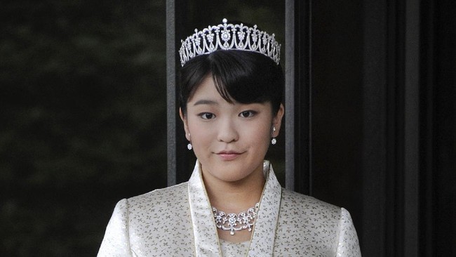 Sejumlah warga Jepang menolak pernikahan keponakan Kaisar Naruhito, Putri Mako, dengan kekasihnya yang merupakan rakyat biasa, Kei Komuro.