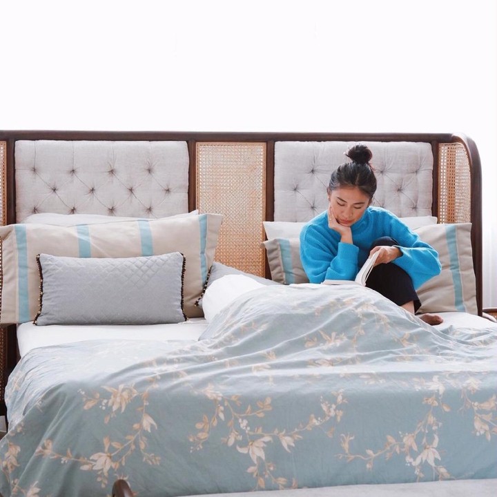 <p>Tempat tidur di kamar utama, bed cover, sarung bantal memiliki corak yang berbeda namun punya warna yang senada. (Foto: Instagram @tynakannamirdad)</p>