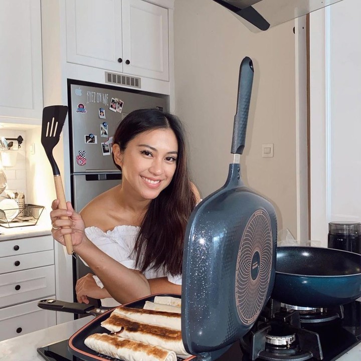 <p>Dapur Tyna Kanna, seperti dapur klasik gaya Amerika. Terdapat <em>kitchen aisle</em> dan enggak lupa ada <em>exhaust</em> dapur di atas kompor. (Foto: Instagram @tynakannamirdad)</p>