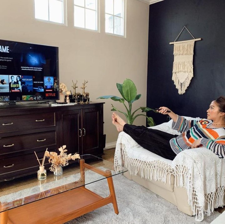 <p>Apabila dilihat sekilas dari penataan dan perabotnya, rumah Tyna Kanna dan Kenang Mirdad ini bergaya modern bohemian, Bunda. (Foto: Instagram @tynakannamirdad)</p>