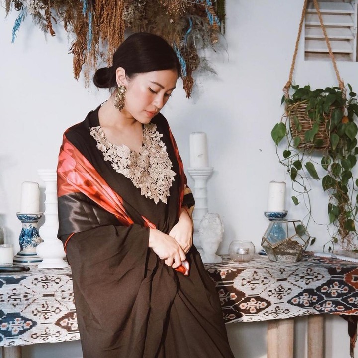 <p>Gaya modern bohemian ini bisa kita lihat dari pemilihan warna yang bernuansa earthy. Juga terdapat hiasan dinding macrame, karpet, selimut sofa, serta taplak meja yang bercorak etnik. (Foto: Instagram @tynakannamirdad)</p>