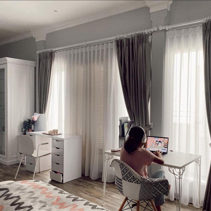 <p>Kamar kedua putrinya. Lantainya dilapisi vinyl dan ruangannya didominasi perabot serba putih. Jadinya terlihat rapi ya, Bunda? (Foto: Instagram @tynakannamirdad)</p>