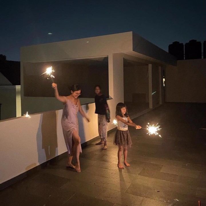 <p>Rooftop di rumah Tyna Kanna. Luas dan seringkali dipakai untuk acara makan keluarga di sana, Bunda. (Foto: Instagram @tynakannamirdad)</p>