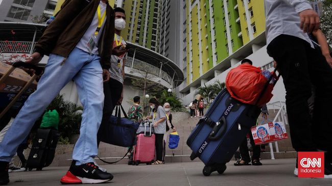 Luhut: Ada Pasien Omicron Lolos Akibat Dispensasi Karantina Pasien yang dimaksud tidak menjalani karantina di Wisma Atlet Jakarta dalam waktu penuh usai mendapat dispensasi sepulang dari luar negeri.