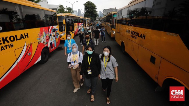 Kepolisian menyatakan beberapa bus yang mengular di depan Rusun Pasar Rumput berisi WNI yang ingin karantina sepulang dari luar negeri.