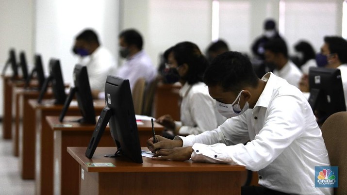 Peserta Seleksi Kompetensi Dasar (SKD) bagi Calon Pegawai Negeri Sipil (CPNS) menjalani pemeriksaan validasi dokumen identitas di Gedung pusat Badan Kepegawaian Negara/BKN, Jakarta, Kamis, 2/9.  Pada hari ini Sebanyak 800 peserta mengikuti Seleksi Kompetensi Dasar (SKD). Pantauan CNBC Indonesia peserta Calon ASN mulai datang pukul 08.30 wib. para peserta melakukan registrasi serta pemberian PIN, penitipan barang, body checking. Kemudian, peserta memasuki ruang tunggu steril, dan peserta berpindah dari ruang steril ke ruang ujian. Kepala biro Humas Hukum dan kerja sama pak Satya Pratama mengatakan Penyelenggaraan tes SKD ini, lanjut dia, terdapat tiga sesi yang tujuannya mencegah penyebaran wabah virus corona. Bahkan, sebelum pelaksanaan tes, ruangan yang menjadi tempat ujian dilakukan penyemprotan desinfektan. (CNBC Indonesia/ Muhammad Sabki)