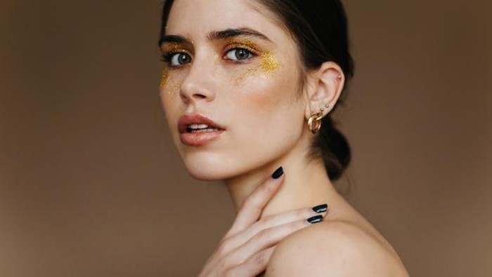 Kiat Mengaplikasikan Eyeshadow untuk Kulit Sawo Matang! Dari Tampilan yang Natural Sampai Glamor