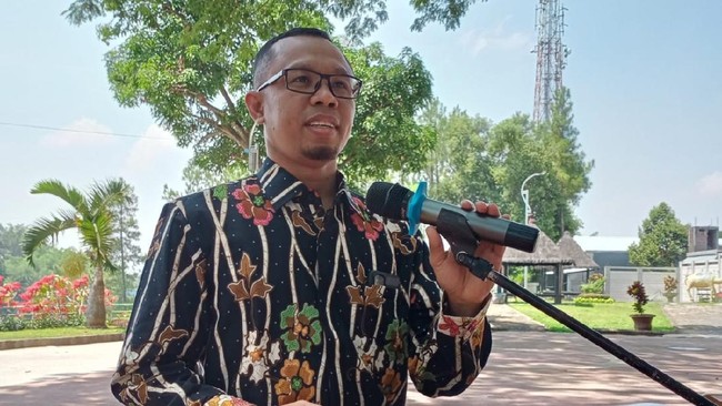Pakar politik pemerintahan FISIP UMM, Salahudin memaparkan mengenai jejaring praktik korupsi yang ia teliti di depan 296 peserta Yudisium FISIP UMM.
