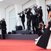 3 Fakta Menarik di Balik Gaun Chanel yang Dipakai Penelope Cruz di Venice Film Festival