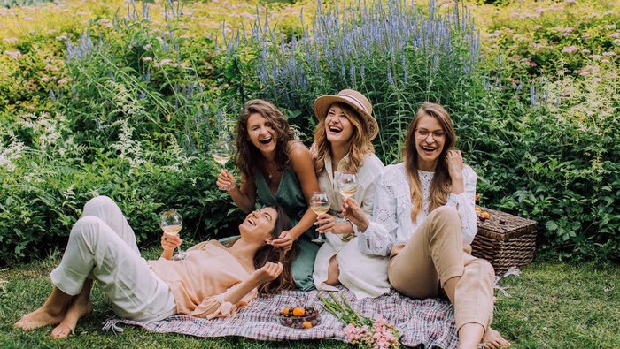 4 Sikap Sepele Ini Justru Bikin Kamu Selalu Dirindukan Teman, Salah Satunya Karena Humoris!