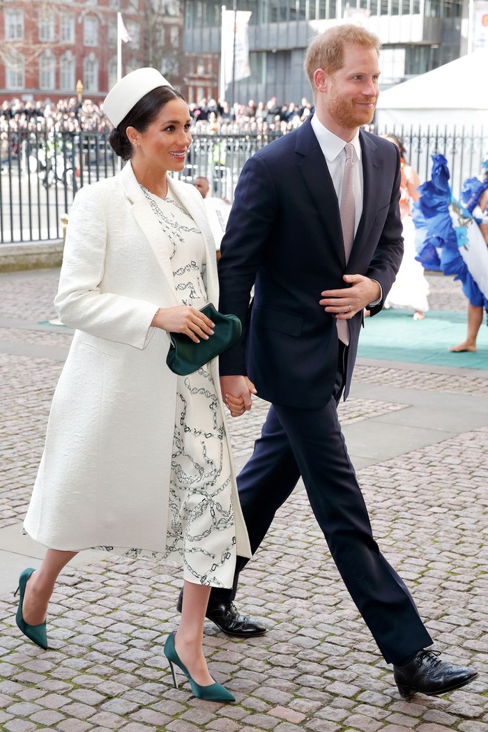 Bersama Pangeran Harry, Meghan terlihat santun dengan dress bermotif rantai yang dibalut dengan coat berwarna krem selutut. Tidak lupa ditambahkan juga pillbox hat sebagai tanda menghadiri Commonwealth Day di Westminster Abbey. (Foto: harpersbazaar.com