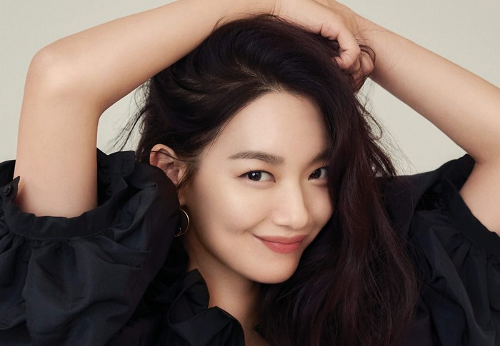 Bicara soal first impression masing-masing, Shin Min Ah mengaku kaget ketika bertemu dengan Kim Seon Ho, karena pria tersebut memiliki berbagai keahlian sama seperti karakter Kepala Hong yang Kim Seon Ho perankan/Foto: Elle Korea