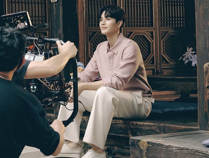 Dengan memberikan petunjuk berupa kata Sweet Home dan Butterfly, para netizen dengan cepat menebak kalau virtual guide baru yang dimaksud oleh Visit Seoul adalah aktor tampan Song Kang!/Foto: Marie Claire