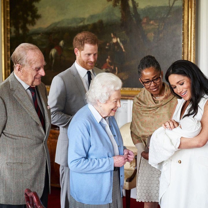 <p>Enggak hanya itu, Doria juga seorang nenek yang aktif, lho. Dia pernah melakukan perjalanan ke Inggris pada Mei 2019 ketika Meghan melahirkan Archie dan menetap di sana sementara waktu untuk membantu anak serta menantunya sebagai orang tua baru.(Foto: Instagram @theroyalfamily)</p>